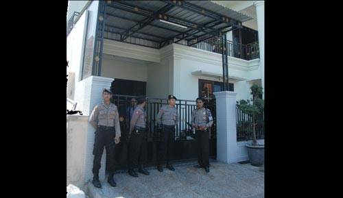 Rumah Hadi Ahmaji dijaga ketat oleh polisi usai perampokan. (foto: rony suhartomo/BANGSAONLINE)