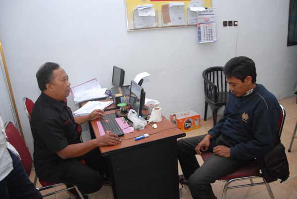 Tersangka saat diinterogasi di Mapolres Jombang. (foto: rony suhartomo/BANGSAONLINE)