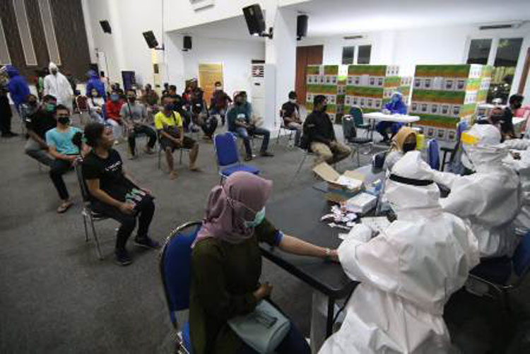 Tim patroli gabungan yang diikuti Gubernur Jawa Timur Khofifah Indar Parawansa di Surabaya, Sidoarjo, dan Gresik yang memberlakukan PSBB berhasil mengamankan 171 orang yang masih melakukan aktivitas di luar rumah pada jam malam. foto: ist/ bangsaonline.com