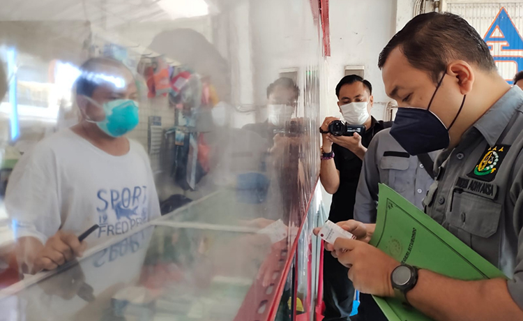 Kejari Situbondo saat melaksanakan sidak ke apotek. (foto: ist)