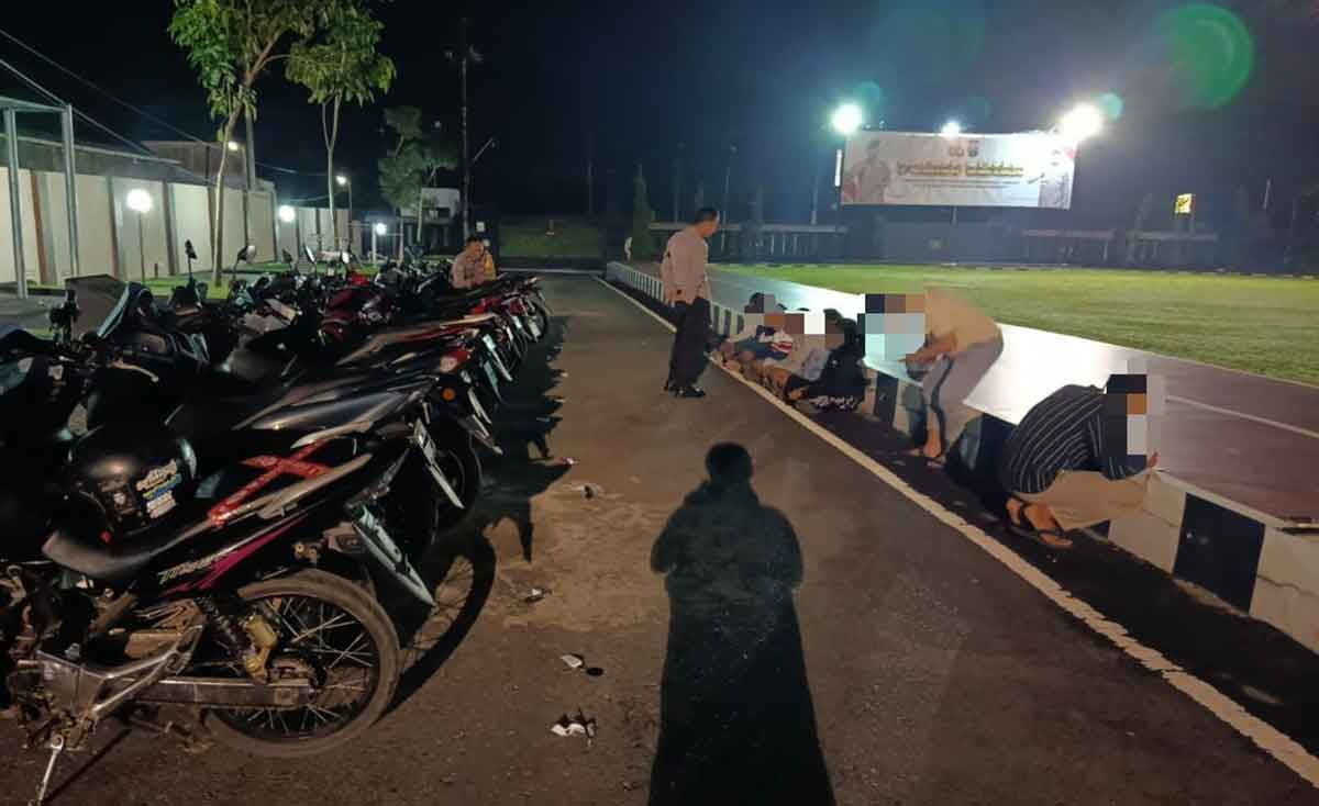 Petugas dari Polres Blitar saat mengamankan para pelaku.