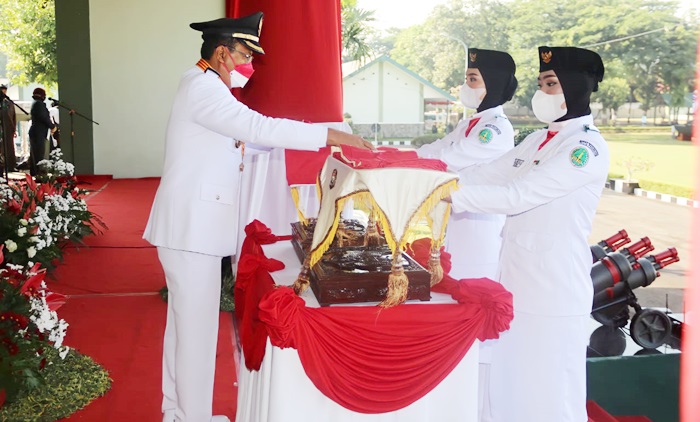 Wali Kota Gus Ipul menyerahkan Sang Saka Merah Putih kepada petugas Paskibraka untuk dikibarkan.