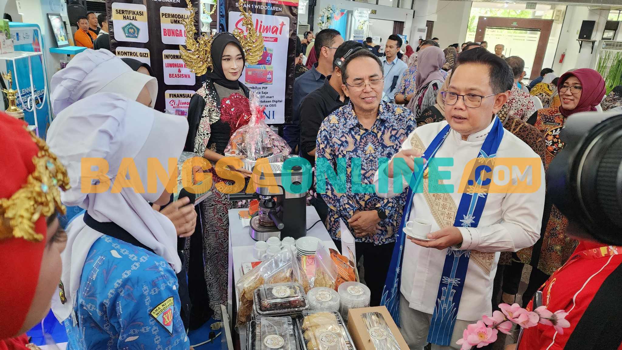 Didampingi Kadisdik, Pj Gubernur Jatim Serahkan Penghargaan Milenial Entrepreneur Awards 2024 di ITS