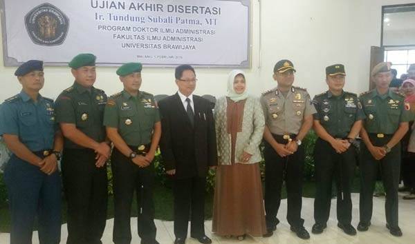 Dr. Ir. Tundung S Patma, MT, foto bersama dengan Petinggi TNI-Polri, usai presentasi Disertasi S-3nya.  foto: iwan irawan/ BANGSAONLINE