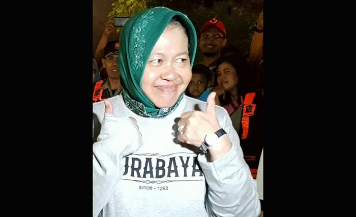 Wali Kota Surabaya Tri Rismaharini usai memberikan keterangan pers di Balai Kota
