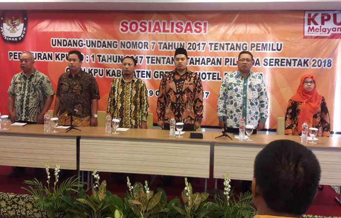 Para narasumber dalam sosialisasi UU Pemilu yang digelar KPU Gresik. foto: SYUHUD/ BANGSAONLINE
