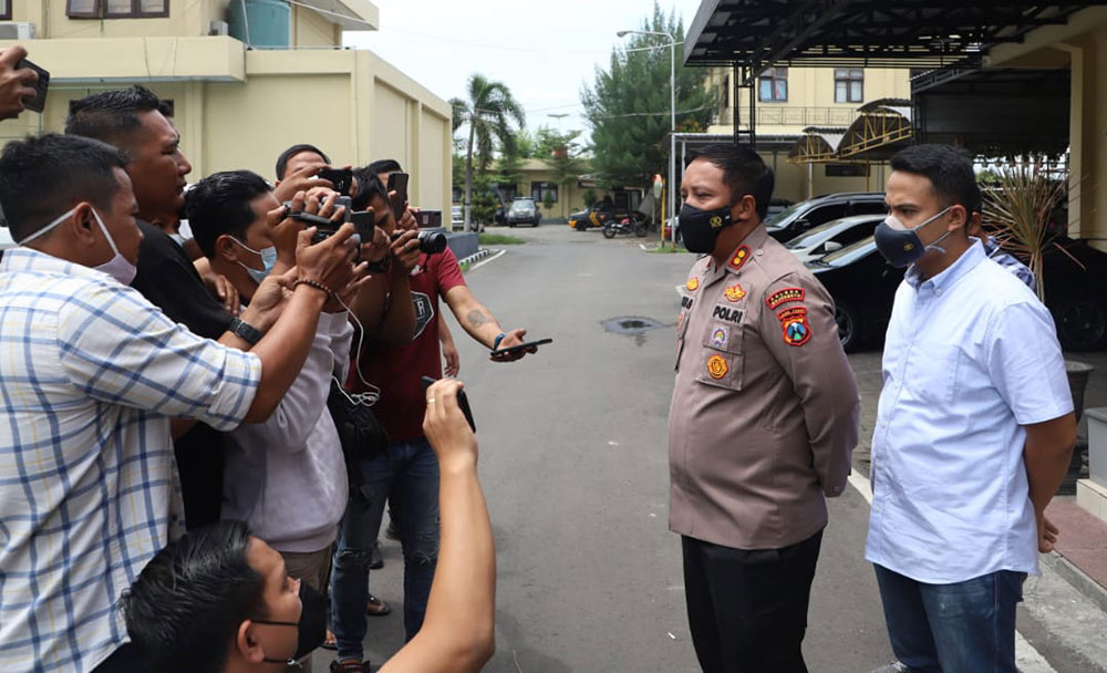 Kapolres Mojokerto AKBP Apip Ginanjar (dua dari kanan) saat memberikan keterangan kepada wartawan.