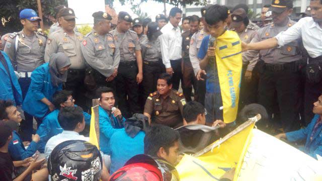 Kepala Kejaksaan Negeri Sampang, Adhi Prabowo (tengah) saat menemui massa dari PMII.