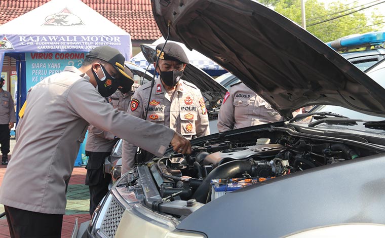 Kapolres Ngawi AKBP I Wayan Winaya saat memeriksa kendaraan dinas maupun operasional milik jajaran Polres Ngawi, Rabu (2/12). 