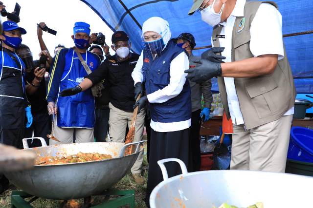 Gubernur Jawa Timur Khofifah Indar Parawansa ikut mengaduk makanan saat mengunjungi lokasi penanganan Klaster Covid-19 di Pondok Pesantren Darussalam Blokagung, Kecamatan Tegalsari, Banyuwangi pada Rabu (2/9). foto: ist/ bangsaonline.com