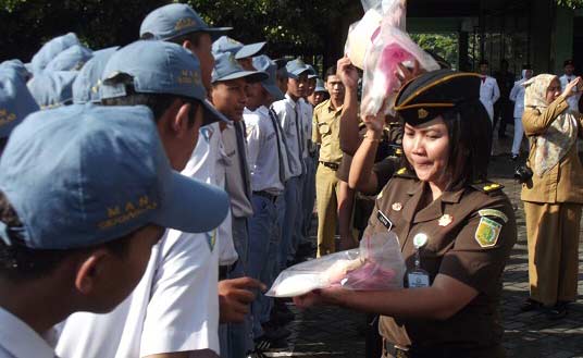 JPU Kejari Sidoarjo, Lesya Agatha Nitatama, saat menunjukkan barang bukti narkoba jenis sabu kepada siswa MAN Sidoarjo. ft : NANANG/ BANGSAONLINE