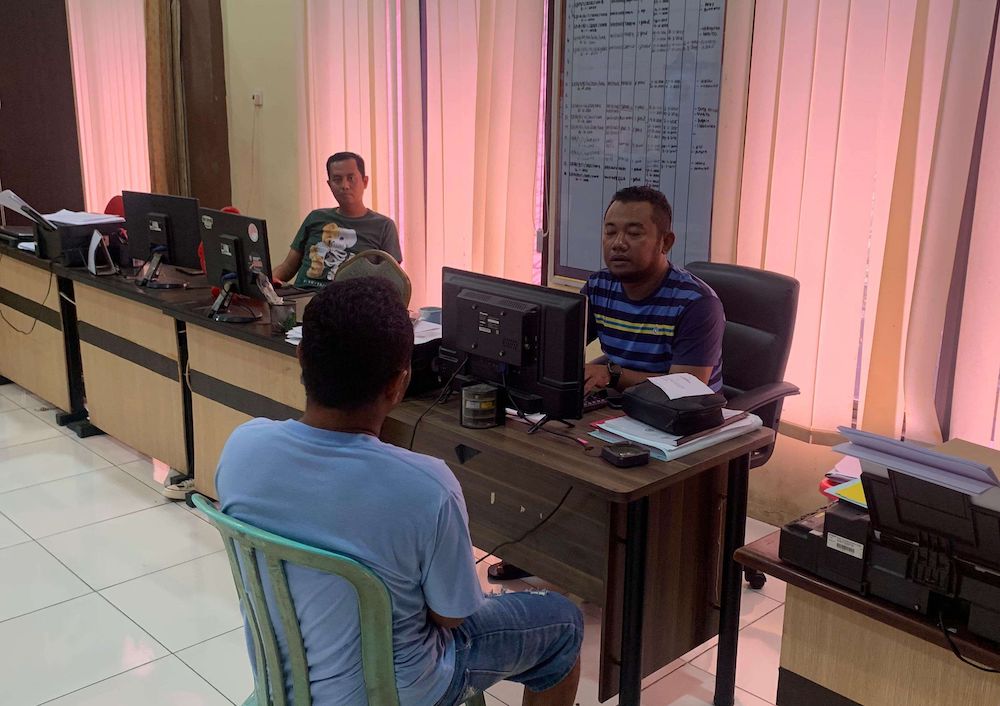 UR saat dimintai keterangan di Mapolres Sampang