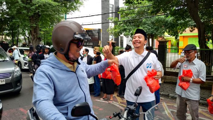 Formagam dan Anggota DPRD Fraksi PKB Gresik Bagikan Ribuan Takjil ke Pengendara