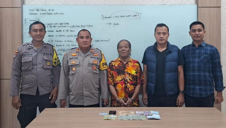 Polsek Prigen saat mengamankan kakek yang terlibat judi togel
