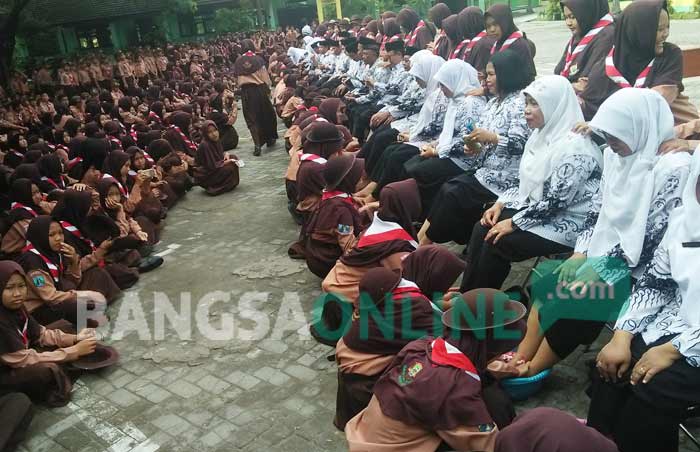 Ratusan siswa SMPN Mojowarno bergantian membasuh kaki guru. foto: RONY S/ BANGSAONLINE