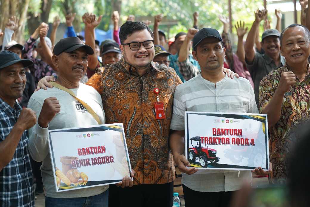 Bupati Kediri Hanindhito Himawan Pramana bersama perwakilan petani penerima bantuan. (Ist).
