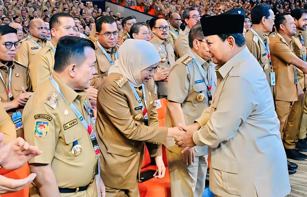 Gubernur Jawa Timur Khofifah Indar Parawansa berjabat tangan dengan Presiden RI Prabowo Subianto dalam Rapat Koordinasi Nasional (Rakornas) Pemerintah Pusat dan Daerah.