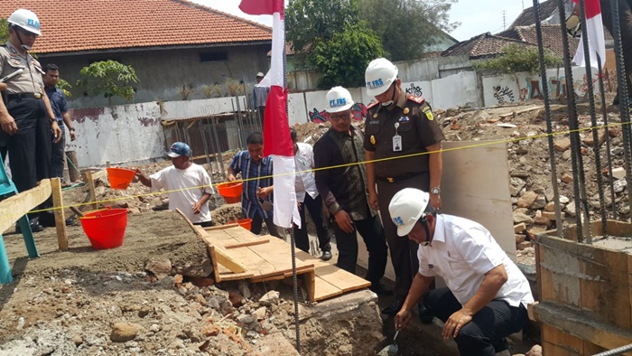 Kepala Dinas Perumahan dan Kawasan Permukiman Kabupaten Pasuruan Misbah Zunib saat peletakan batu pertama.