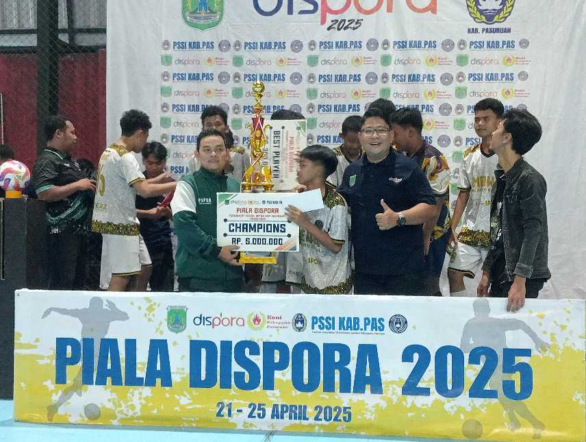 Penyerahan piala kepada Juara Futsal Piala Dispora Kabupaten Pasuruan, SMPN 1 Bangil