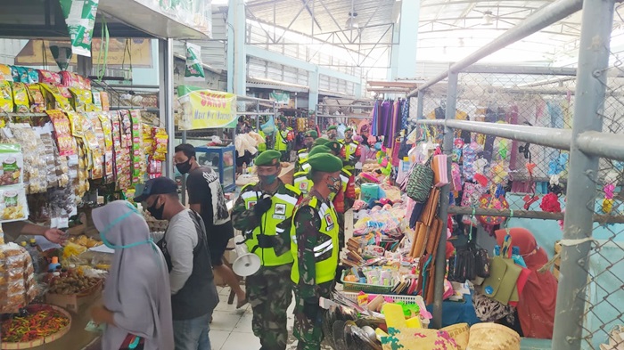Anggota Koramil Jajaran Kodim 0812/Lamongan saat blusukan ke pasar sosialisasi prokes.
