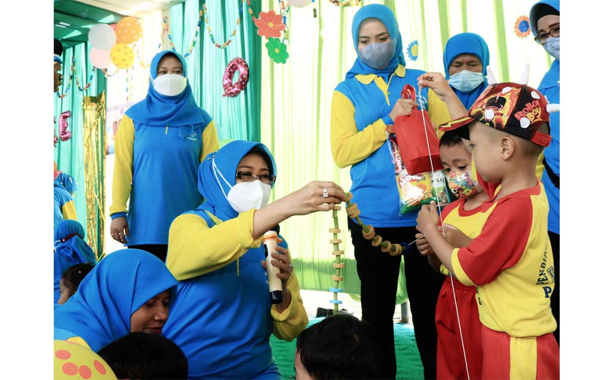 Bunda PAUD Kota Pasuruan Fatma Saifullah Yusuf saat menyapa anak-anak yang sedang asyik meronce, bermain balok, dan lego.