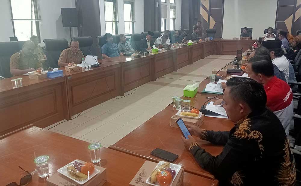 Audiensi aktivis LSM dengan DPRD Kabupaten Pasuruan terkait Raperda TJSL.