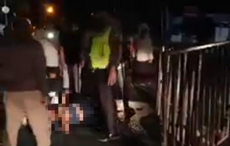 Seorang pengendara motor di Banyuwangi mengalami kecelakaan tunggal lantaran menabrak pagar penyekatan jalan. (foto: ist)