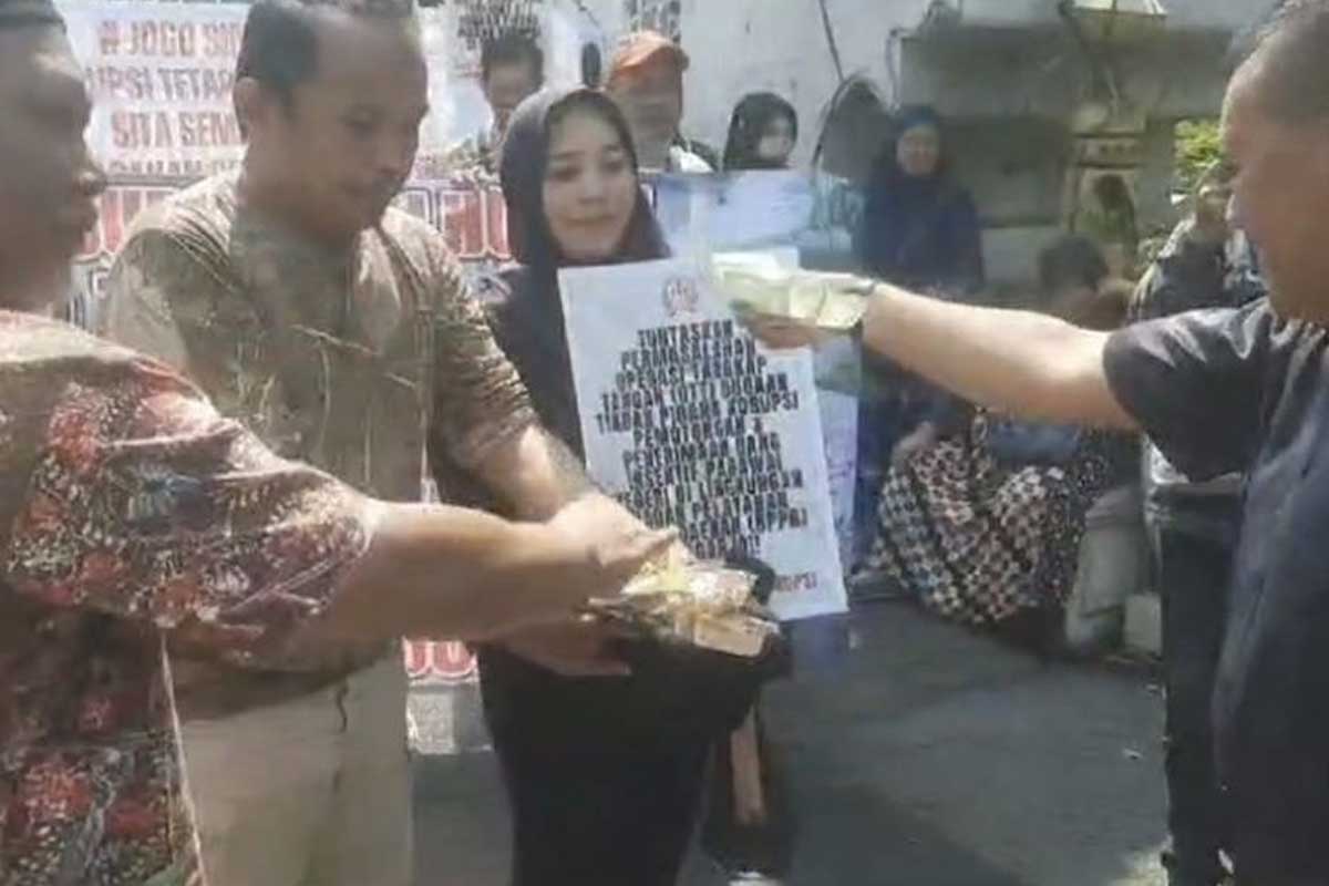 Ratusan masyarakat saat menggelar donasi untuk Bupati Sidoarjo, Ahmad Muhdlor Ali yang mangkir dari panggilan Komisi Pemberantasan Korupsi (KPK) di depan Pendopo Delta Wibawa, Senin (6/5/2024)