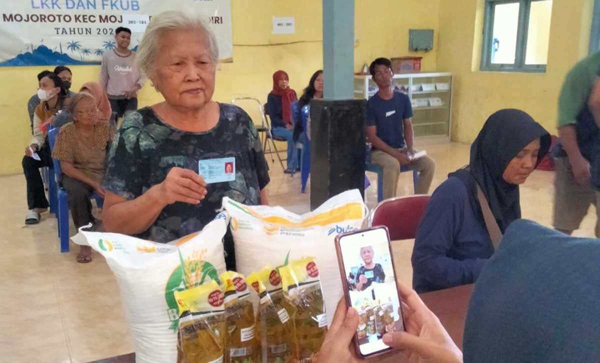 Petugas saat melayani salah satu penerima manfaat. Foto: Ist