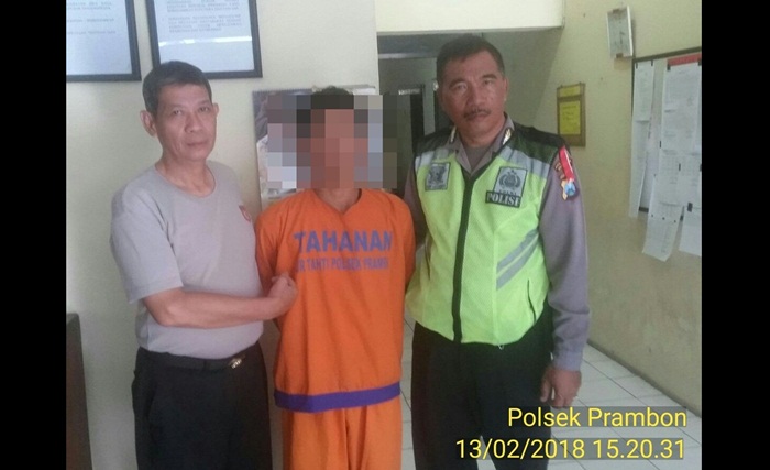 Pelaku bersama petugas.