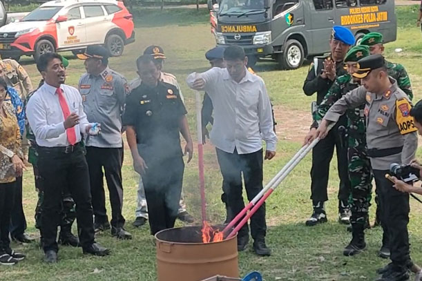  Wali Kota Kediri didampingi anggota Forkompinda saat membakar barang bukti jenis narkoba.