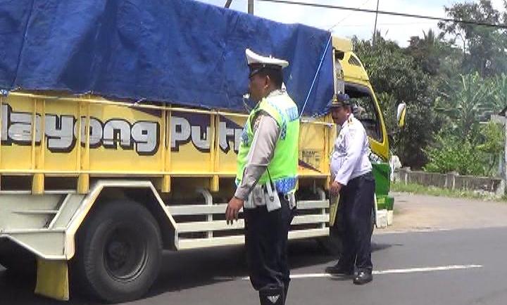 Petugas gabungan Lumajang saat menghentikan truk bermuatan tinggi. (Imron/BangsaOnline)