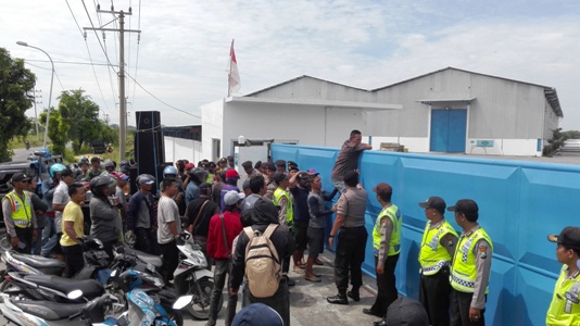 Ratusan warga Manyar Gresik ketika demo di PT ARS. foto: syuhud almanfaluti/ BANGSAONLINE
