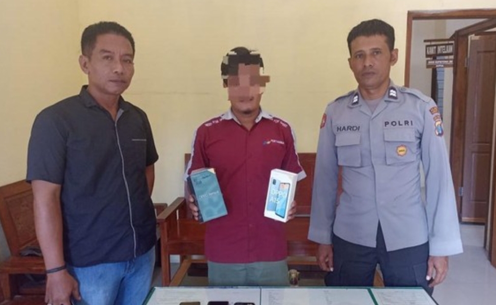 Pelaku saat diamankan di Mapolsek Karanggeneng, Lamongan