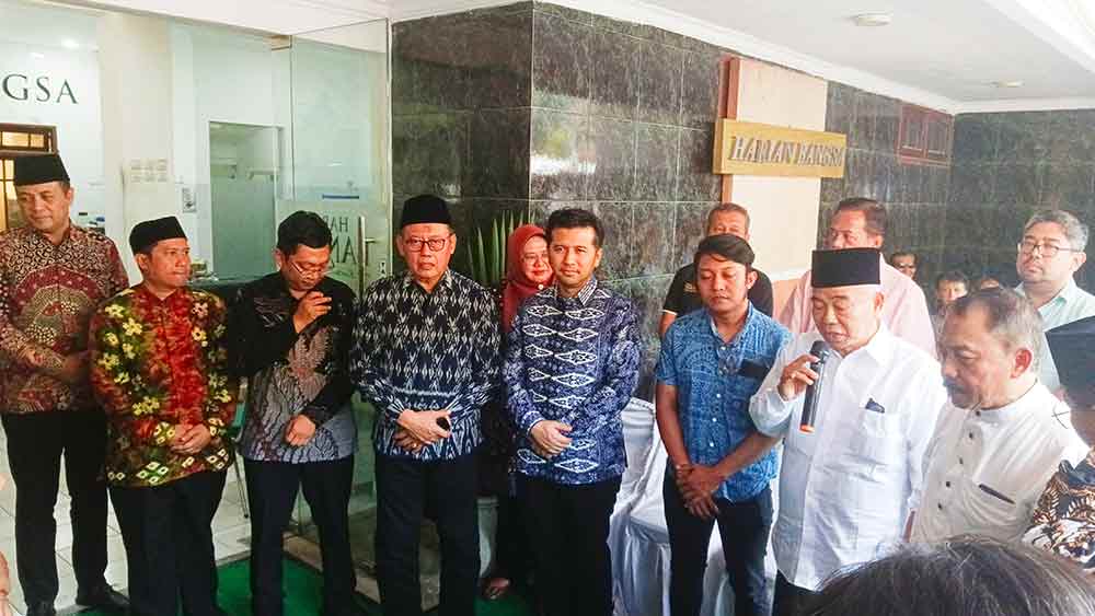 Waka Baznas Jatim, KH. Husnul Khuluq (empat dari kiri), bersama pengasuh sekaligus pendiri PP Amanatul Ummah, Prof. Dr. KH. Asep Saifuddin Chalim; Wakil Gubernur Jatim, Emil Elestianto Dardak, Rektor UINSA, Prof. Muzakki, dan beberapa tokoh agama, politisi, hingga pejabat Jatim. FOTO: YUDI A/BANGSAONLINE.