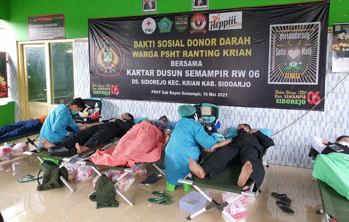 Warga Pendekar PSHT Cabang Sidoarjo bersama Karang Taruna dan seluruh warga Desa Sidorejo berkolaborasi melaksanakan kegiatan donor darah.