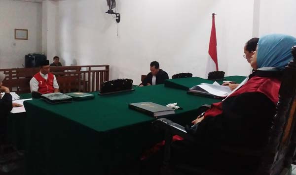 Terdakwa, Alfian Hardi Wijaya dalam kursi pesakitan di PN Sidoarjo. foto : nanang ichwan/ BANGSAONLINE