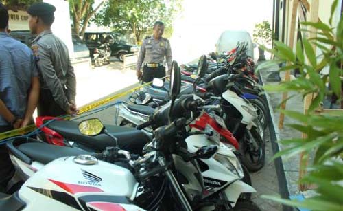 Barang bukti berupa kendaraan roda dua  yang berhasil diamankan polisi. (foto: herman/BANGSAONLINE)