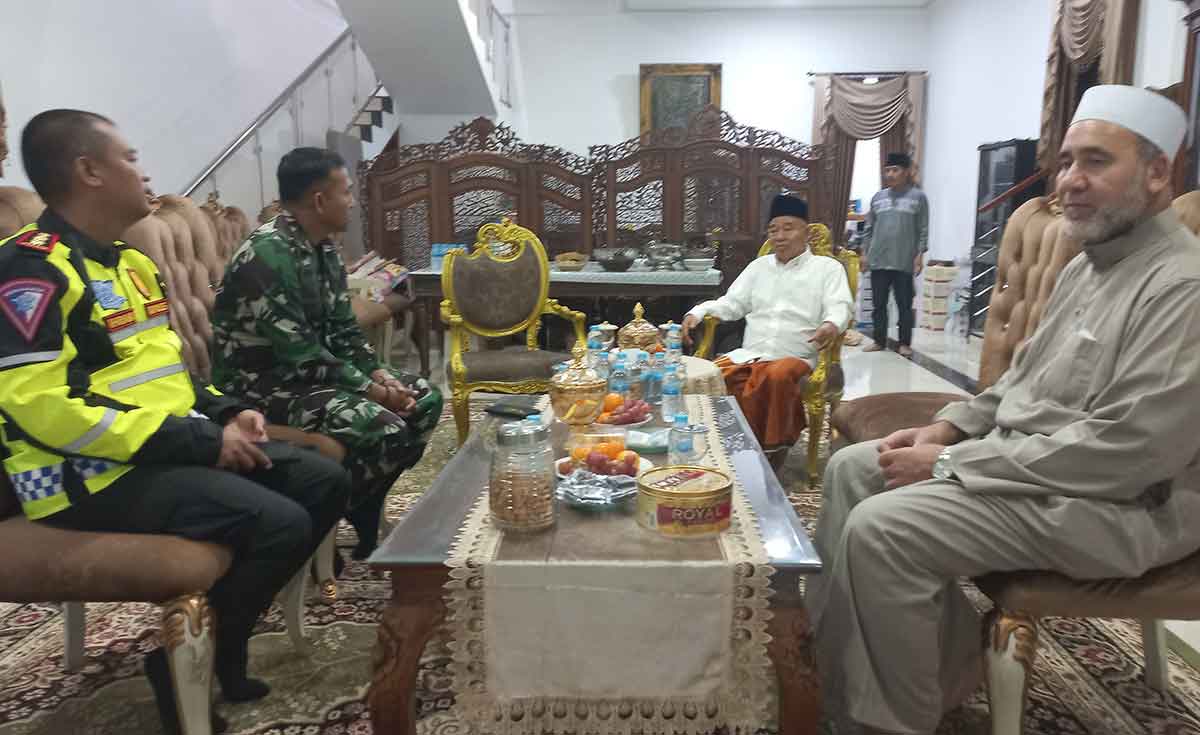 Kiai Asep saat menerima kunjungan jajaran petugas gabungan yang mengevakuasi korban longsor di Cangar-Pacet.
