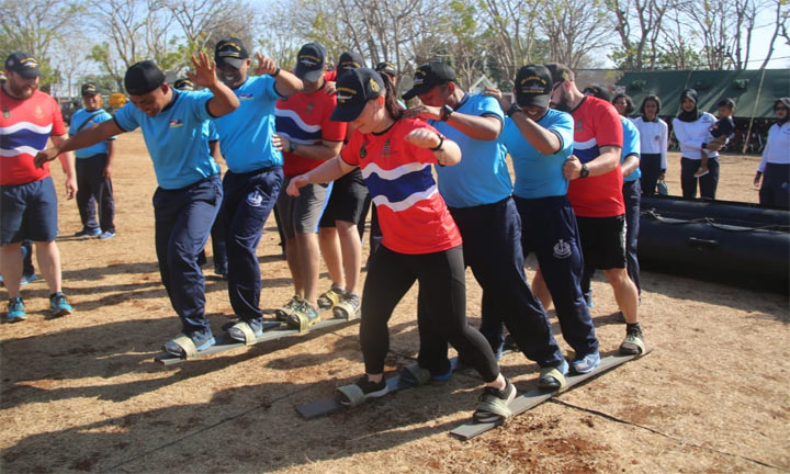 Pertandingan olah raga gembira lomba bakiak Satgas Cassowex 2019.