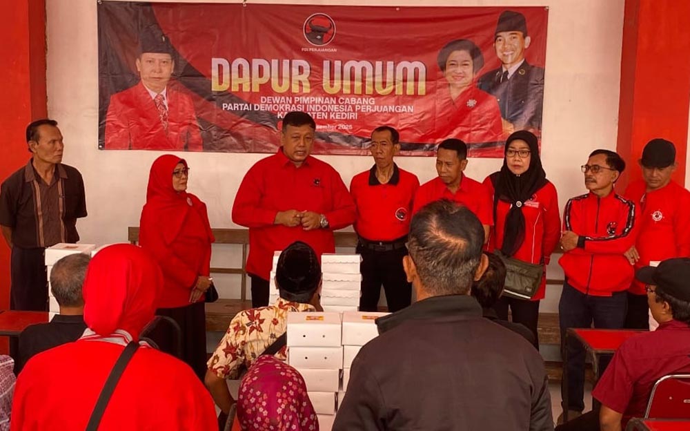 Jajaran pimpinan dan kader DPC PDIP Kabupaten Kediri saat akan membagikan nasi kotak dari dapur umum kepada warga. Foto: Ist.