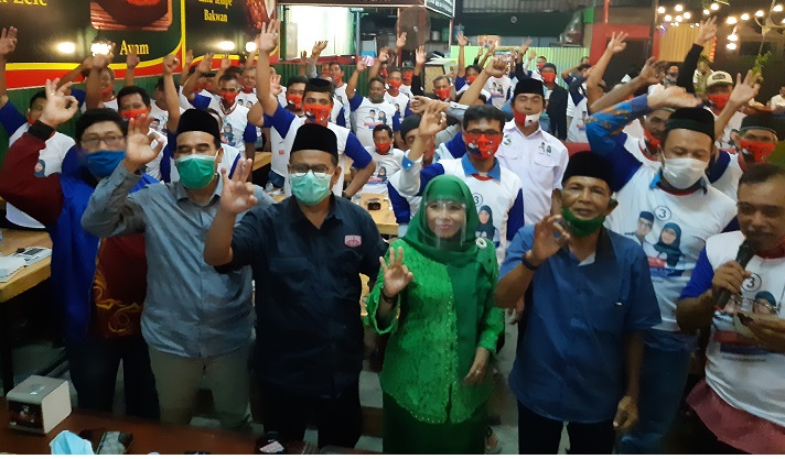 SOLID: Cawabup Dwi Astutik bersama Achmad Rubai dan kader PAN Sidoarjo, saat konsolidasi, Jumat (6/11) malam. foto: Mustain/ BANGSAONLINE