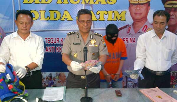 Kabid Humas Polda Jatim dan unit Renata menujukan barang bukti dan tersangka. (foto: rusmiyanto/BANGSAONLINE)