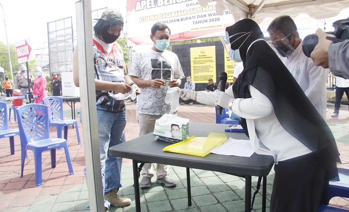 Bupati Budi Sulistyono saat memantau langsung simulasi pengamanan Pilkada 2020.