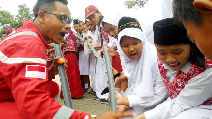 Murid-murid SDN Campurejo Bojonegoro tampak antusias saat diajari oleh instruktur dari  JOB P-PEJ.