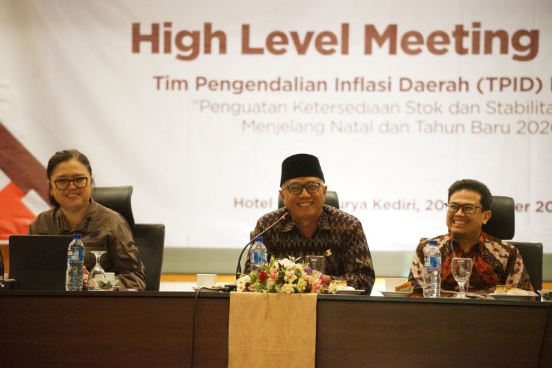  Kepala Kejaksaan Negeri Kota Kediri Raden Roro Theresia, Wakil Wali Kota Kediri, Gus Qowim (tengah) dan Kepala Perwakilan BI Kediri, Yayat Cadarajat. (Ist)