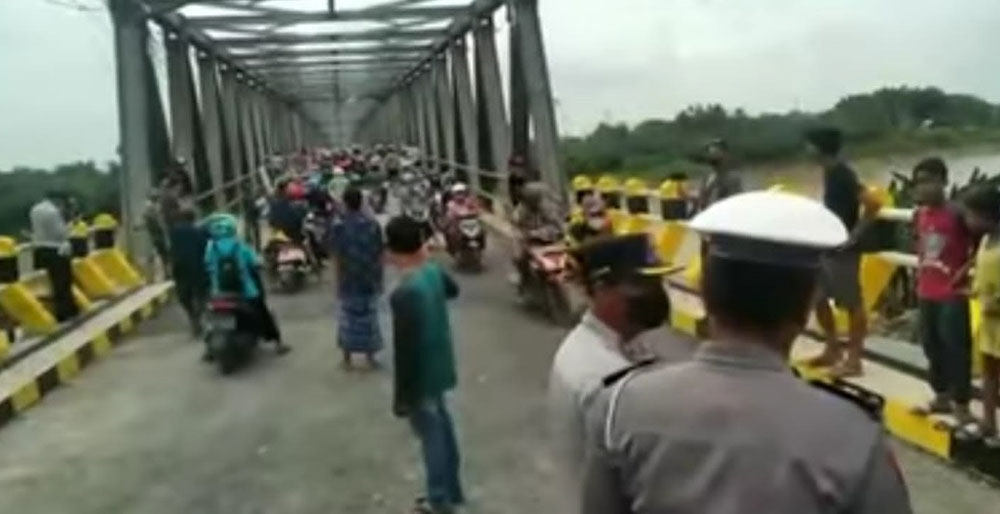 Petugas saat mengatur lalu lintas di Jembatan Glendeng, jalan penghubung Tuban-Bojonegoro.