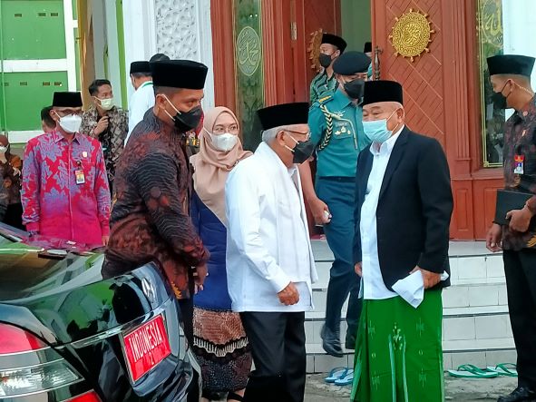 Wapres RI Prof Dr KH Ma’ruf Amin dan Prof Dr KH Asep Saifuddin Chalim, MA dalam acara Sarasehan dan Pengukuhan Pergunu hasil Kongres III di Masjid Kampus Institut KH Abdul Chalim Pacet Mojokerto Jawa Timur, Jumat (3/6/2022). Foto M. MAS