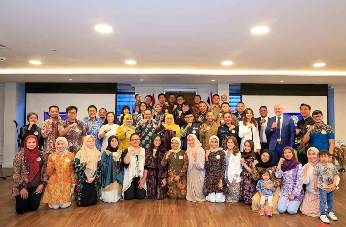 Gubernur Khofifah bersama PC IKA Unair Chapter UK.
