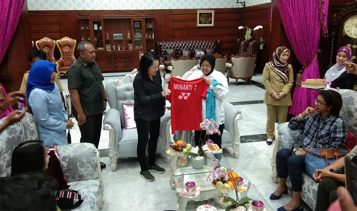Minarti Timur saat menyerahkan raket dan jersey miliknya dan milik Alan Budikusuma. foto: YUDI A/BANGSAONLINE